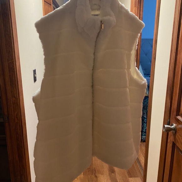Crown and Ivy white fur vest - Picture 5 of 9